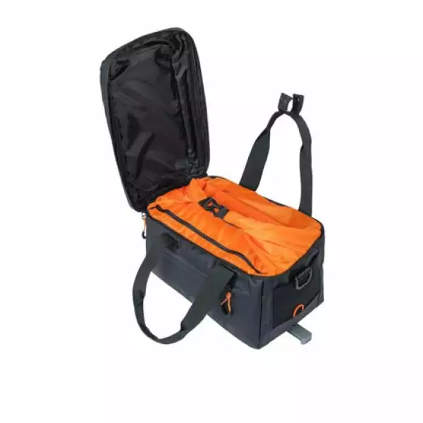 Sacoche De Porte-Bagages BASIL Miles Tarpaulin MIK 7L Noir/Orange 6 Sacoche De Porte-Bagages BASIL Miles Tarpaulin MIK 7L Noir/Orange – Image 4