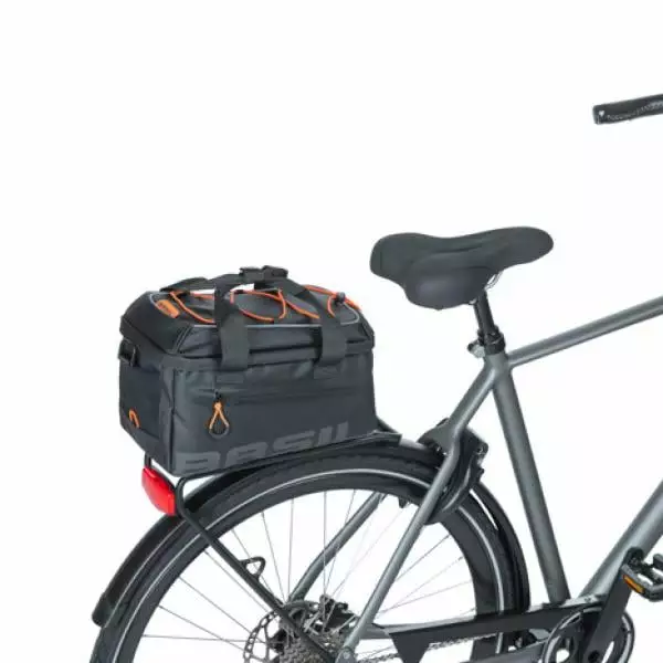 Sacoche De Porte-Bagages BASIL Miles Tarpaulin MIK 7L Noir/Orange 10 Sacoche De Porte-Bagages BASIL Miles Tarpaulin MIK 7L Noir/Orange – Image 8